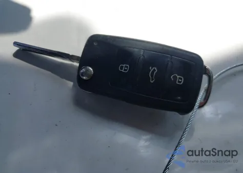 2013 Volkswagen Beetle 2.5L z USA, uszkodzony, nr VIN 3VWJP7AT7DM674633